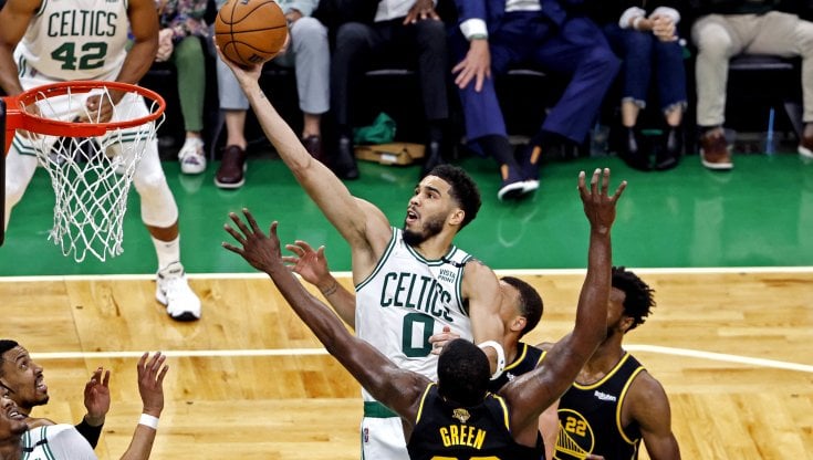Jayson Tatum a canestro