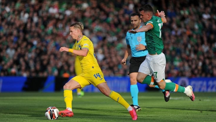 Mykhailo Mudryk (maglia gialla) in azione durante Irlanda-Ucraina di Nations League