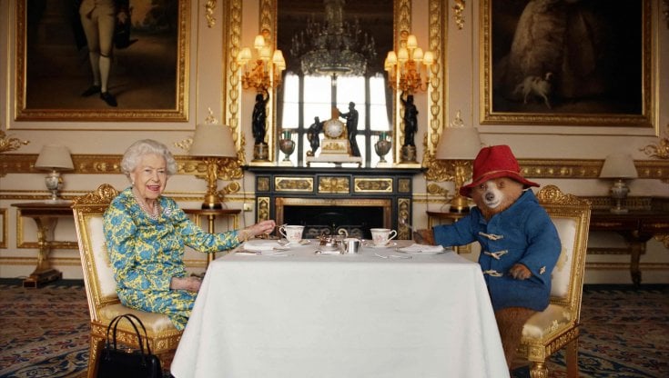 La regina Elisabetta nel video con l'orsetto Paddington pubblicato per il Platinum Jubilee 