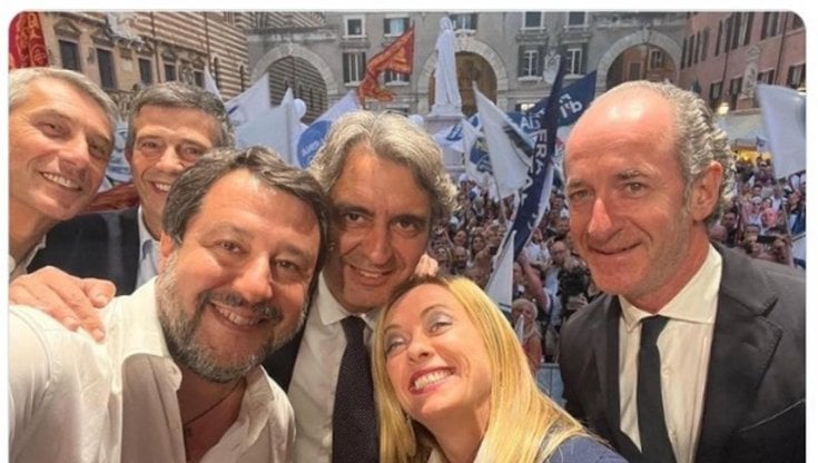 Il selfie sul palco di Verona con il candidato sindaco Sboarina tra Meloni e Salvini. Accanto il governatore Zaia, dietro Maurizio Lupi