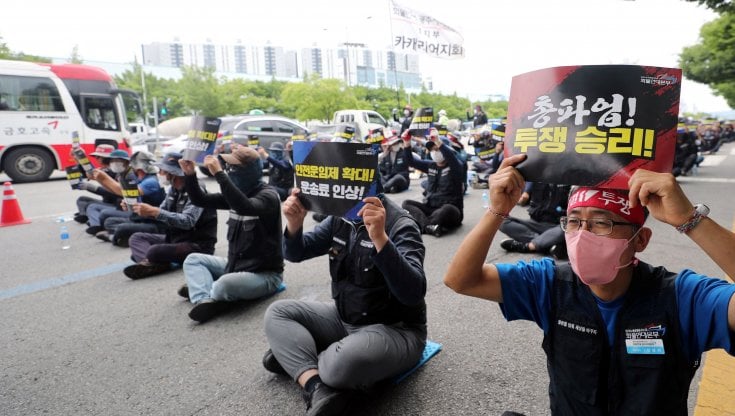 La protesta dei camionisti blocca la Corea del Sud. E le filiere globali tornano a soffrire, alert dai chip al cemento