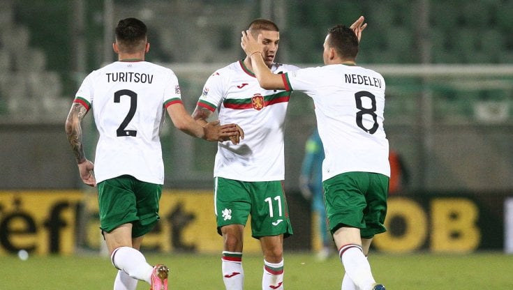 Nedelev festeggia un gol con i compagni