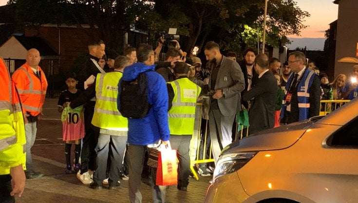 Donnarumma firma autografi ai tifosi dopo Inghilterra-Italia