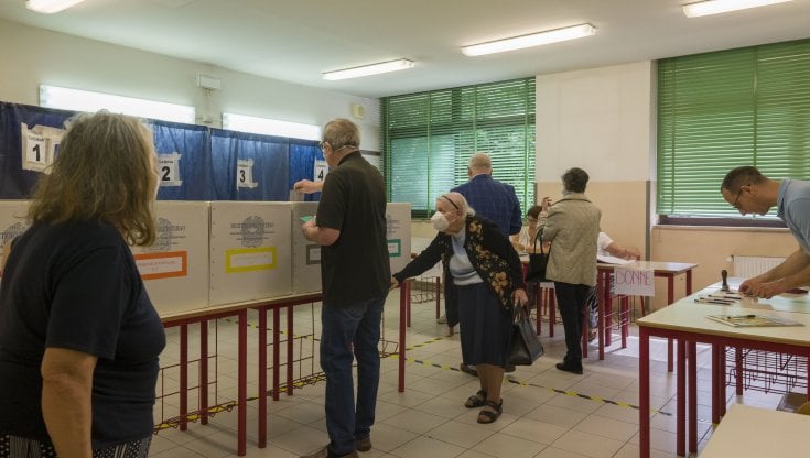 Affluenza Referendum bassa, alle 12 non arriva al 7%: quorum lontano. Verso il fallimento