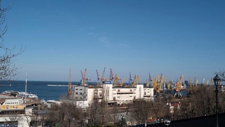 A Odessa è fronte del bagno. “Mare e lidi vietati per mine” ma c’è chi si tuffa lo stesso