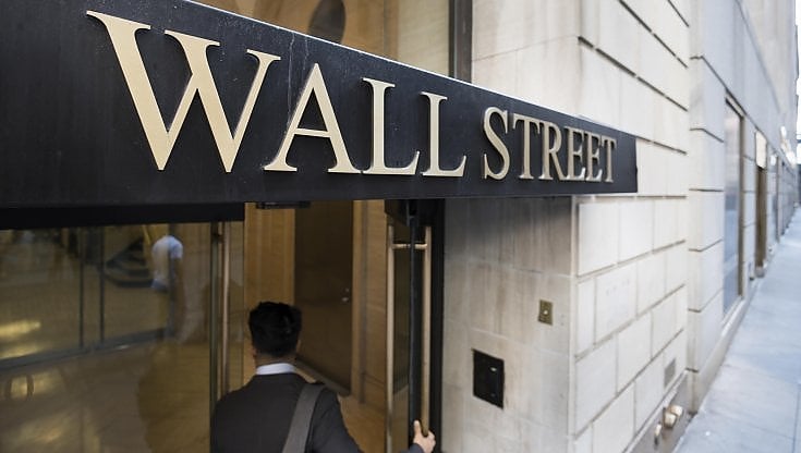 Wall Street, spettro recessione. Crollano le criptovalute
