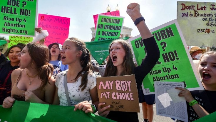 Washington, una manifestazione per il diritto all'aborto davanti alla Corte Suprema degli Stati Uniti