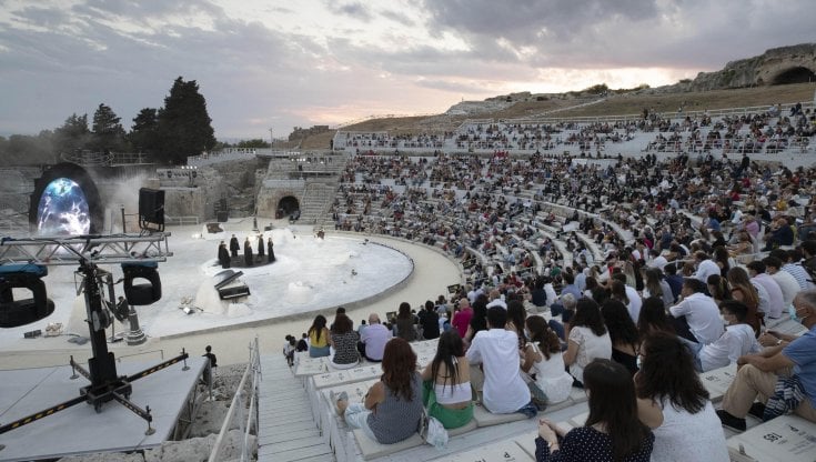 Il teatro Greco di Siracusa durante uno spettacolo