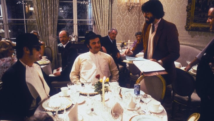 Da sinistra, Aykroyd, Belushi e Landis sul set di The Blues Brothers nel 1980. alamy / ipa