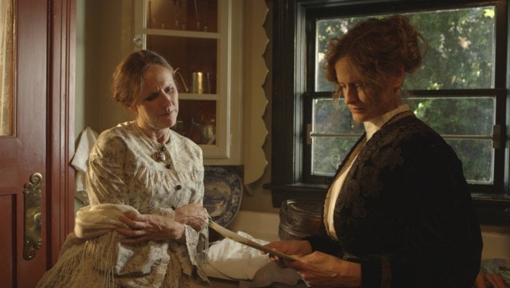 Una scena del film Wild Nights with Emily Dickinson di Madeleine Olnek, con le protagoniste, da sinistra,Molly Shannon (Emily) e Susan Ziegler (Susan)