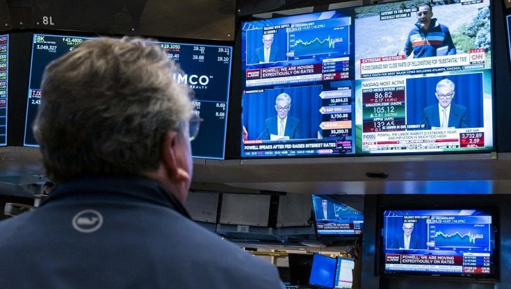 Le Borse di oggi 16 giugno. Listini Ue e Wall Street in profondo rosso dopo la maxi stretta Fed: torna lo spettro recessione. Lo spread sotto 220