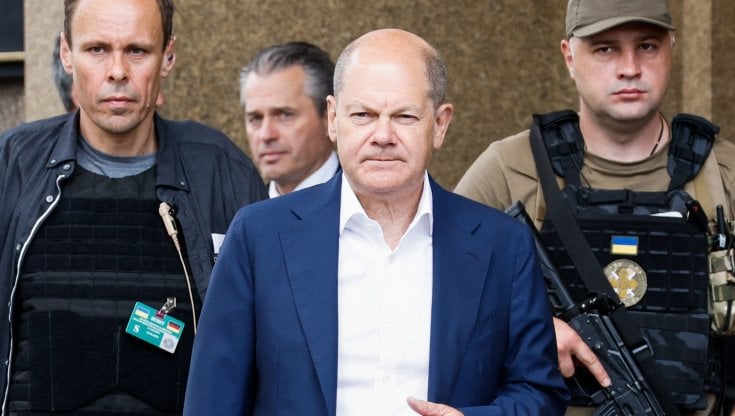 Il cancelliere Scholz all'arrivo a Kiev
