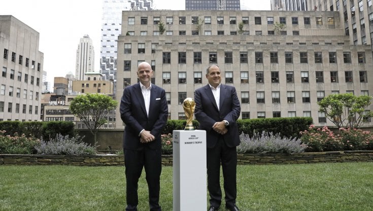 Il presidente della Fifa Gianni Infantino con la Coppa del Mondo a New York