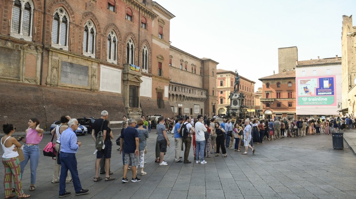 Gli spettatori in coda per assistere allo spettacolo
