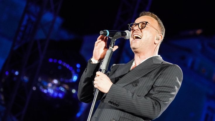 Gigi D’Alessio show, tra canzoni e mozzarelle