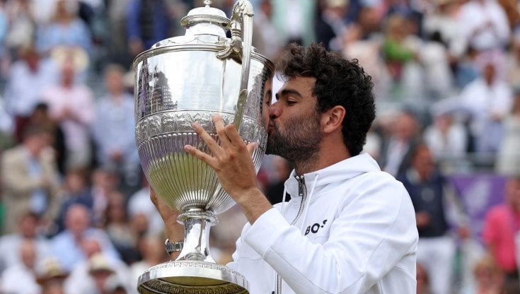 Matteo Berrettini con la coppa del Queen's