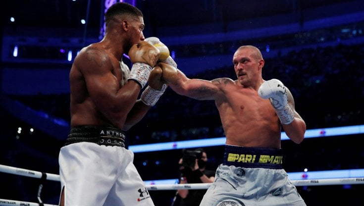 Usyk colpisce con un diretto destro Joshua nella prima sfida del settembre 2021 a Londra