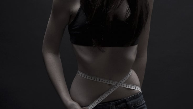 Udine, docce gelate e 500 calorie al giorno: finto medico spingeva sui social le ragazze all'anoressia
