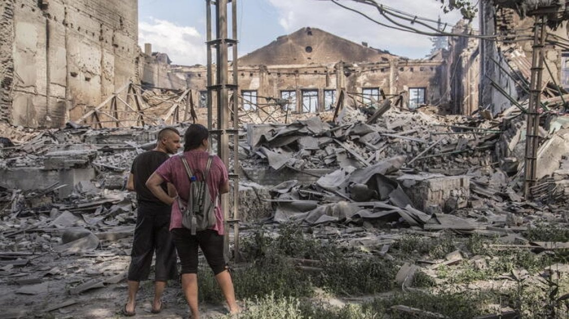 Cittadini osservano i danni dei bombardamenti russi a&nbsp;Lysychansk, citt&agrave; gemella di Severodonetsk