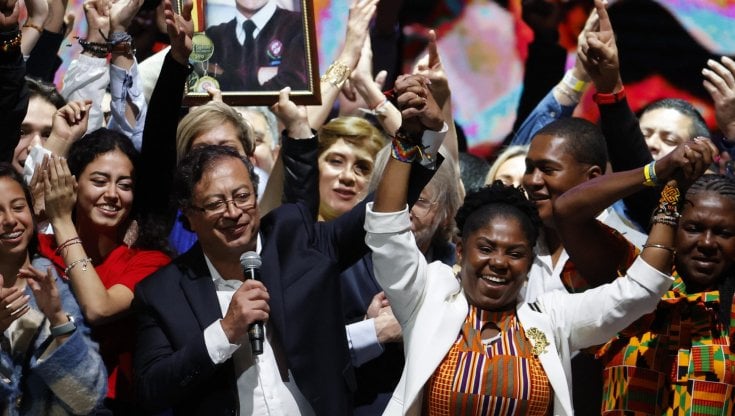 Francia Marquez, a destra, festeggia con il neo-eletto presidente Gustavo Petro