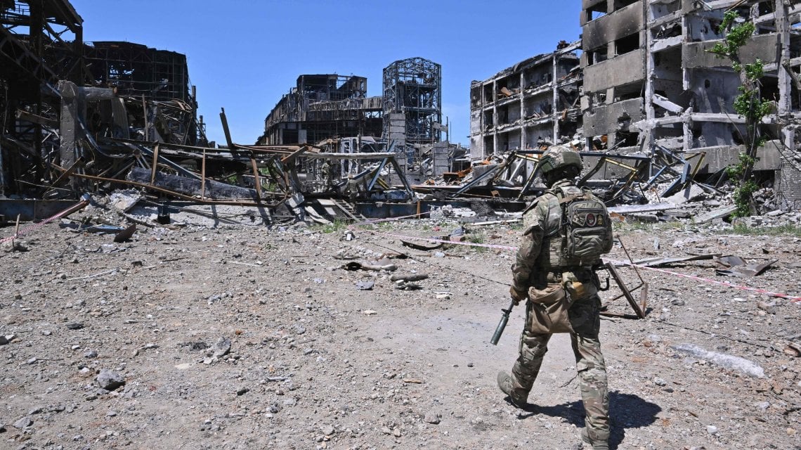 Un soldato russo pattuglia la zona dell'Azovstal a Mariupol