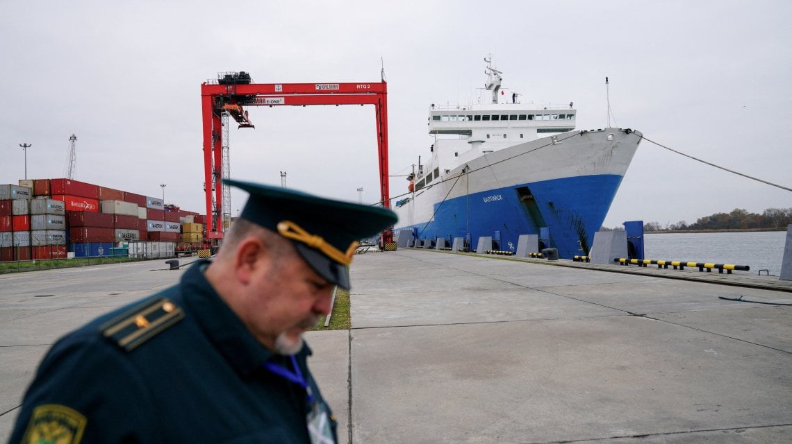 Un ufficiale della dogana russa a Baltyisk, nella regione di Kaliningrad