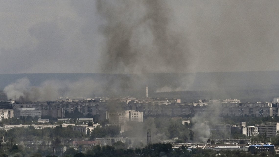 Lo skyline di Severodonetsk sotto le bombe, il 17 giugno