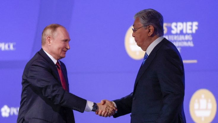 Tokayev con Putin a San Pietroburgo