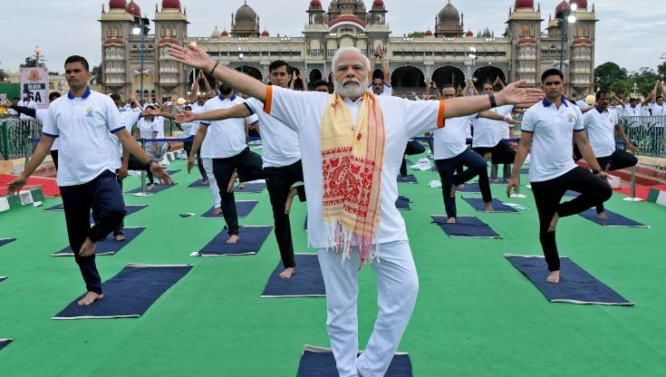 India, Modi celebra a Mysore la giornata internazionale dello Yoga