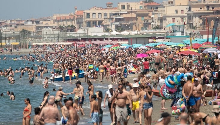 Estate del turismo: arrivi e pernotti in forte aumento. "Ma carenza personale di volo pesa per oltre 6 miliardi"