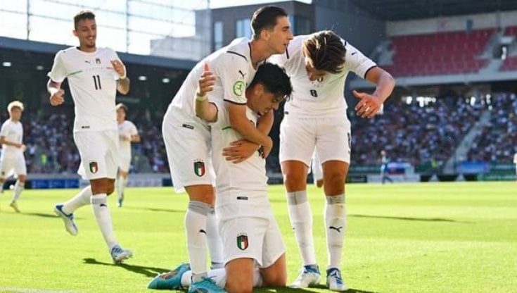 Ambrosino esteggiato dai compagni dopo il gol (foto Figc.it)