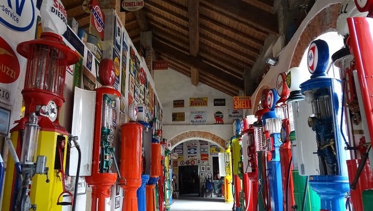 "Il pieno, per favore".. Noi, la benzina, una volta la mettevamo così...
