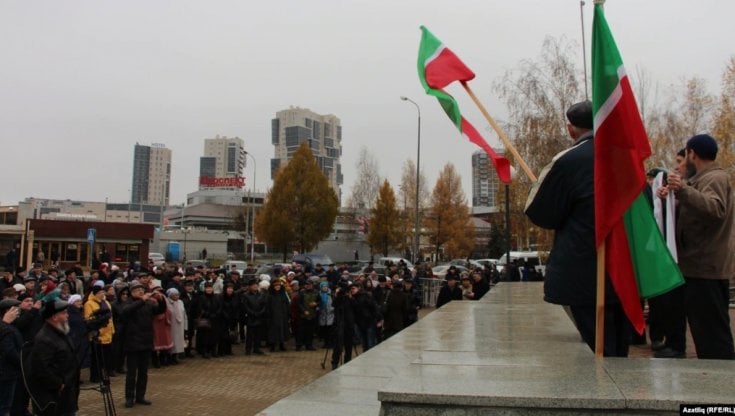 Una manifetsazione per celebrare la nascita della Repubblica del Tatarstan a Kazan, la capitale