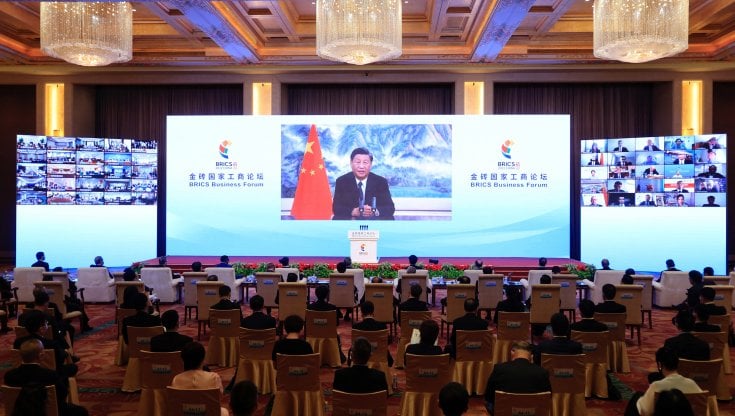 Il presidente cinese Xi Jinping in collegamento alla cerimonia di apertura del vertice dei Brics