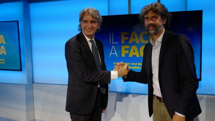 Da sinistra: Federico Sboarina e Damiano Tommasi al termine del faccia a faccia elettorale (foto di Concetto Vecchio)