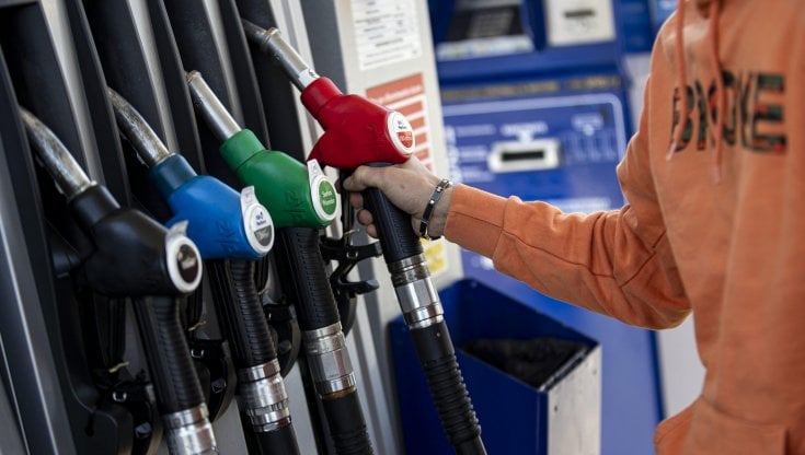 Prezzo benzina, sconto sulle accise prorogato al 2 agosto: cosa c'è da sapere