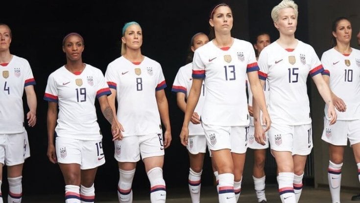 La nazionale americana di calcio femminile. Col numero 15 Megan Rapinoe