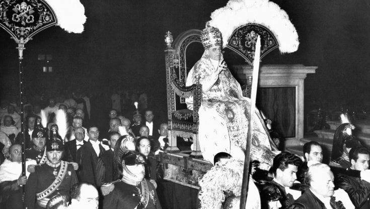 Papa Pio XII in piazza San Pietro nel 1957