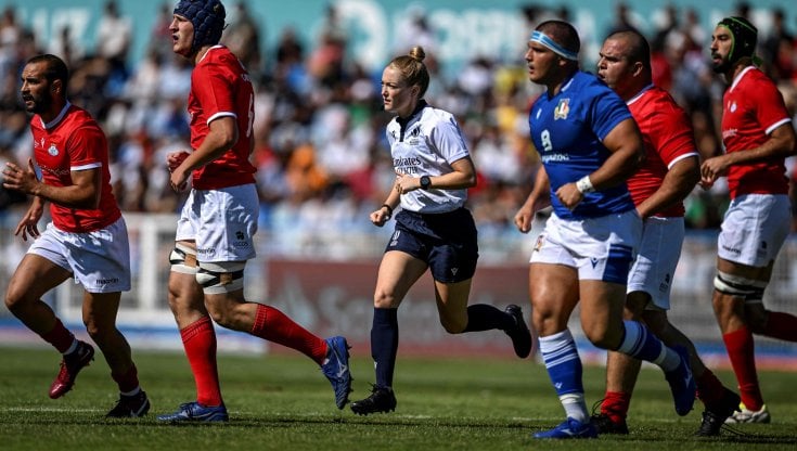 Un momento del match, con la maglia bianca l'arbitro Hollie Davidson