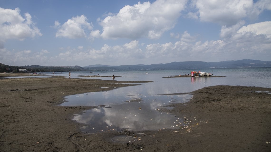 La secca del lago di Bracciano del 2017&nbsp;dovuta ai prelievi d&rsquo;acqua destinata a Roma (Alessandro Serran&ograve; / AGF)