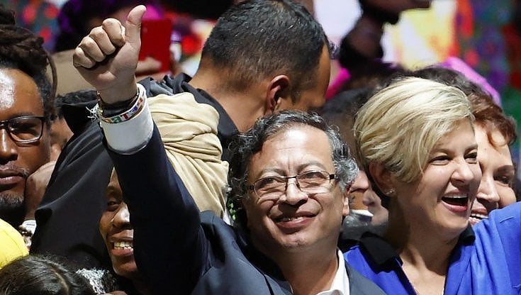 Il nuovo presidente della Colombia Gustavo Petro con la moglie Veronica Alcocer