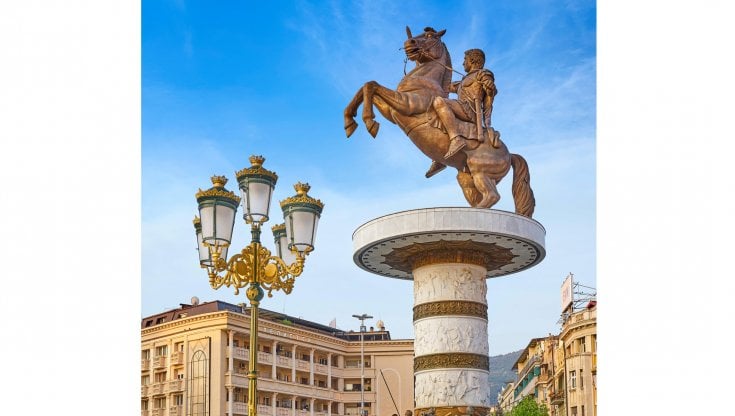 La statua di Alessandro Magno, detto il Macedone, in una delle piazze principali di Skopje (Alamy / Ipa)
