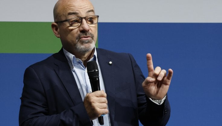 Auto, l'allarme di imprese e sindacati: "Lo stop a benzina e diesel metterà in difficoltà il settore, subito un tavolo". Cingolani: "Filiera dei veicoli a combustione continuerà a esistere"