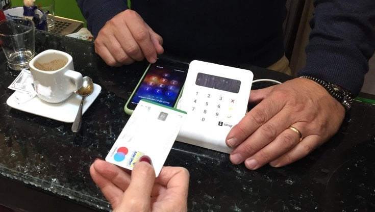 Pos, da oggi obbligatorio per i negozianti. Via alle sanzioni per chi non accetterà i pagamenti digitali