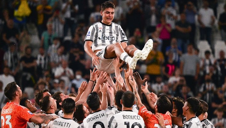 Dybala portato in trionfo dai compagni dopo la sua ultima partita alla Juventus