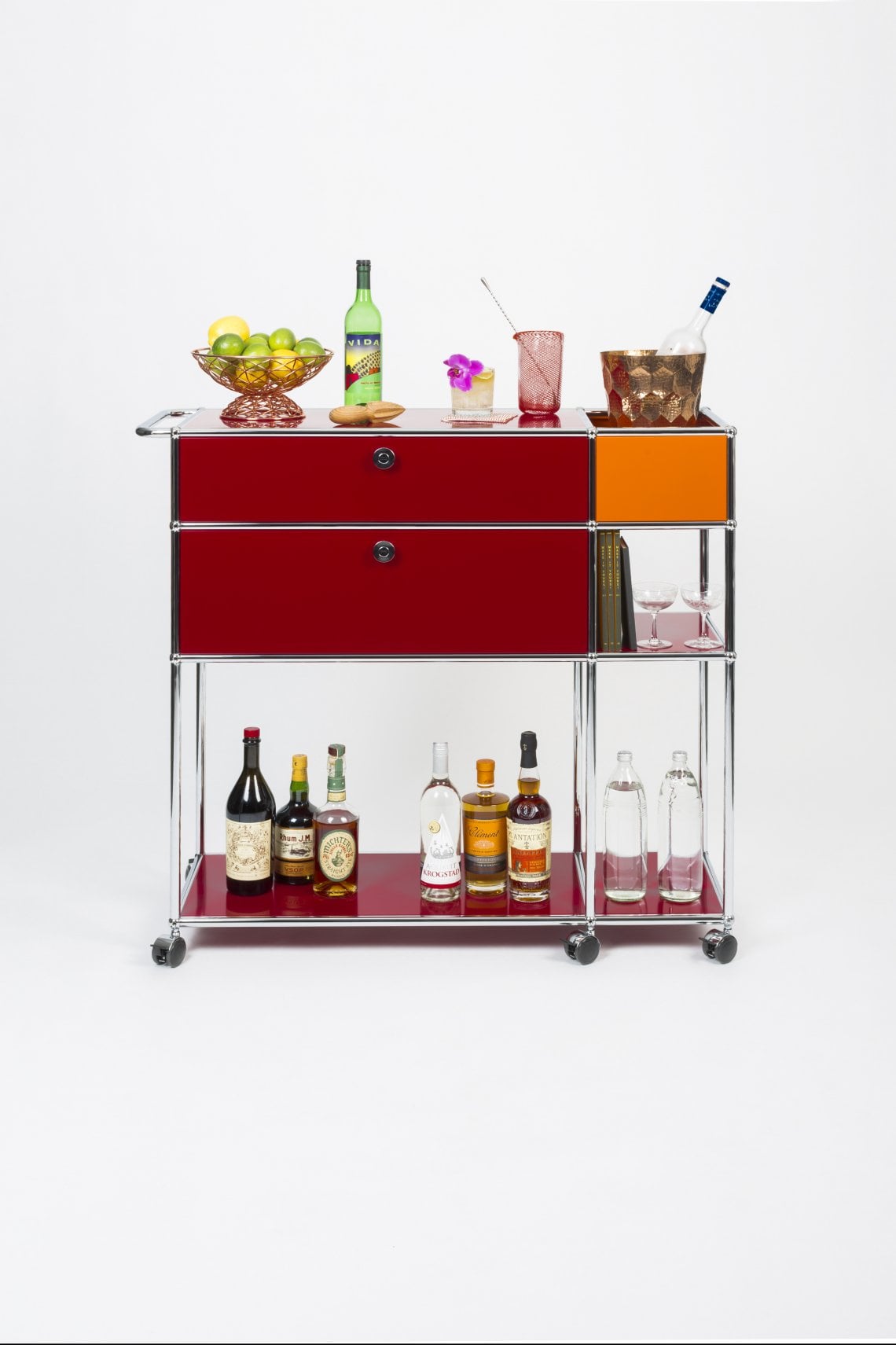 Creati in collaborazione con i migliori bartender di New York, i carrelli-bar di Usm Haller. Qui quello firmato da Ivy Mix