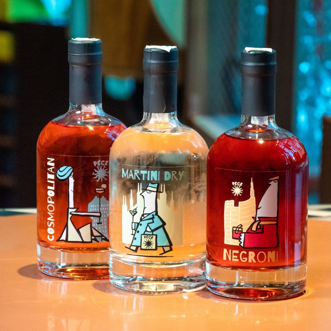 Negroni, Martini Dry e Cosmopolitan: i cocktail ready to drink di Peck, con veste grafica di Gianluca Biscalchin