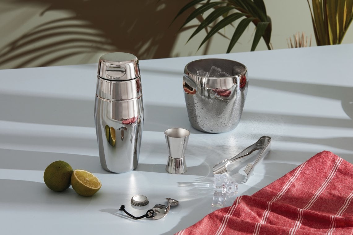 Il mixing set North Tide, design Luigi Massoni e Carlo Mazzeri per Alessi, ha tutto il necessario per preparare i cocktail a casa