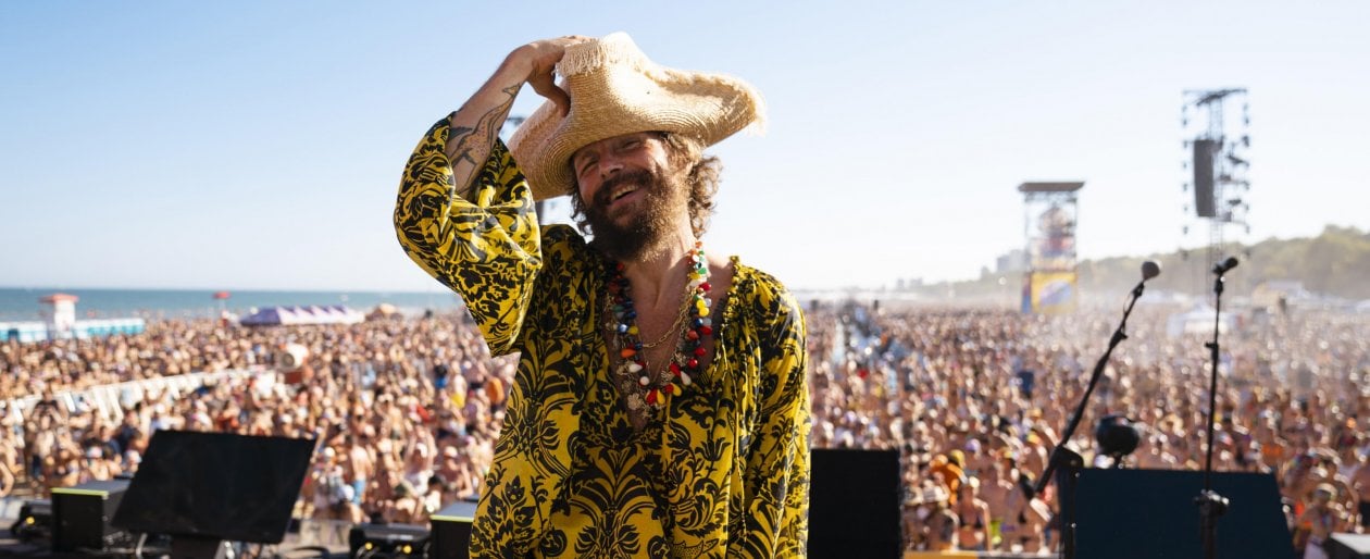 Tsunami Jovanotti, al Jova Beach Party la musica senza confini viaggia tra cielo e mare