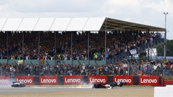 Silverstone, spaventoso incidente a Zhou: l'Alfa Romeo si capovolge. Ecco cosa è successo